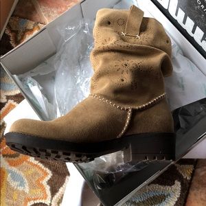 NWT CoolWay Suede Boot
